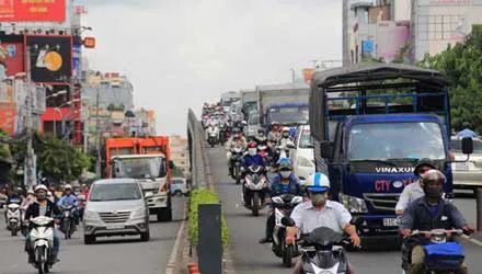 Giờ cao điểm xe lưu thông trên cầu vượt rất đông, khi xảy ra va chạm rất dễ bị văng xuống dưới.