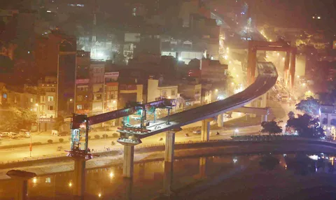 Việc thi công vẫn phải đảm bảo các phương tiện vẫn lưu thông bình thường bên dưới. Toàn cảnh khu vực lao dầm thuộc khu vực hồ Hào Nam. Phiến dầm sẽ được vận chuyển bằng xe chuyên chở đặc dụng tới vị trí lắp đặt. Cần cẩu chuyên dụng sẽ nâng phiến dầm lên trên mặt đường sắt. Dầm bê tông được cẩu ráp vào 2 trụ cầu giữa lòng hồ. Việc thi công vẫn phải đảm bảo các phương tiện vẫn lưu thông bình thường bên dưới. Toàn cảnh khu vực lao dầm thuộc khu vực hồ Hào Nam. Phiến dầm sẽ được vận chuyển bằng xe chuyên chở đặc dụng tới vị trí lắp đặt. Cần cẩu chuyên dụng sẽ nâng phiến dầm lên trên mặt đường sắt. Dầm bê tông được cẩu ráp vào 2 trụ cầu giữa lòng hồ.