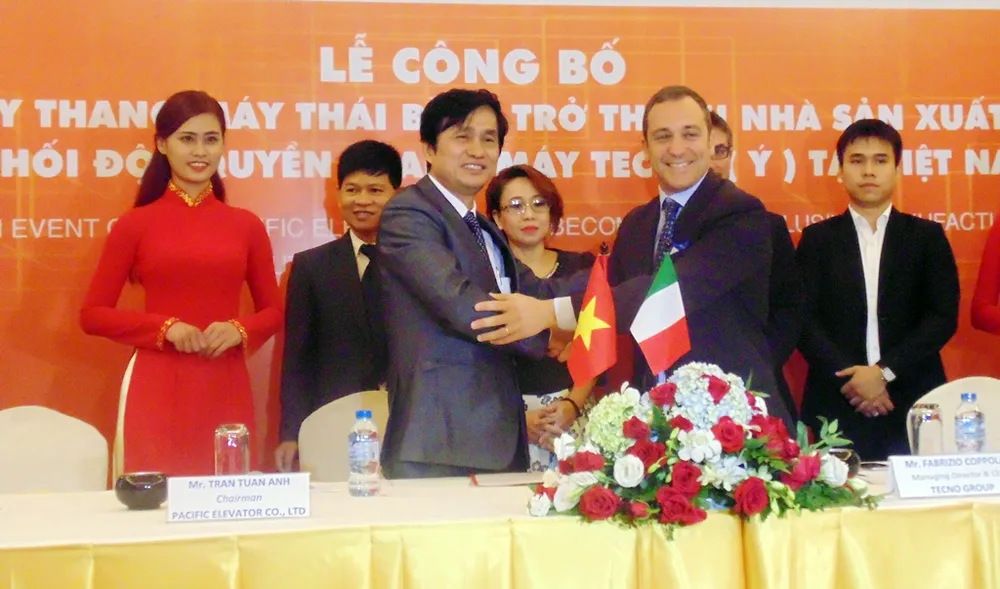 Ông Trần Tuấn Anh và đại diện Tập đoàn TECNO (Italia) ký kết hợp tác sản xuất và phân phối độc quyền thang máy. Ông Trần Tuấn Anh và đại diện Tập đoàn TECNO (Italia) ký kết hợp tác sản xuất và phân phối độc quyền thang máy.