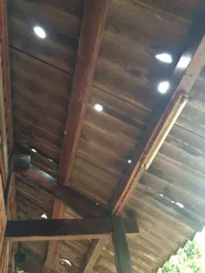 Mưa dá gây thủng mái nhà ở Tuyên Quang.