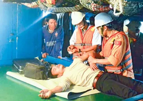 Các thuyền viên dùng xuồng cao su sang tàu cá gặp nạn ở vùng biển Hoàng Sa để đưa nạn nhân về tàu. Thuyền viên cắt tóc cho nhau lúc rảnh rỗi. Tàu SAR 412 chuẩn bị ra khơi cứu nạn. Sơ cứu ngư dân gặp nạn trước khi chuyển qua tàu SAR 412 đưa về đất liền. Tàu SAR 412 thường xuyên bị tàu của Trung Quốc vây hãm khi đi làm nhiệm vụ trên vùng biển Hoàng Sa thuộc chủ quyền Việt Nam. Thuyền trưởng Phan Xuân Sơn (áo trắng) trong một chuyến vượt biển cứu ngư dân gặp nạn. Tàu được trang bị những thiết bị y tế hiện đại, đảm bảo việc cấp cứu tại chỗ ngư dân gặp nạn bị thương nặng. Ngư dân Bùi Văn Hơi được đưa lên đất liền. Những ngư dân Quảng Ngãi được tàu SAR 412 cứu và đưa về đất liền an toàn. Các thuyền viên dùng xuồng cao su sang tàu cá gặp nạn ở vùng biển Hoàng Sa để đưa nạn nhân về tàu. Thuyền viên cắt tóc cho nhau lúc rảnh rỗi. Tàu SAR 412 chuẩn bị ra khơi cứu nạn. Sơ cứu ngư dân gặp nạn trước khi chuyển qua tàu SAR 412 đưa về đất liền. Tàu SAR 412 thường xuyên bị tàu của Trung Quốc vây hãm khi đi làm nhiệm vụ trên vùng biển Hoàng Sa thuộc chủ quyền Việt Nam. Thuyền trưởng Phan Xuân Sơn (áo trắng) trong một chuyến vượt biển cứu ngư dân gặp nạn. Tàu được trang bị những thiết bị y tế hiện đại, đảm bảo việc cấp cứu tại chỗ ngư dân gặp nạn bị thương nặng. Ngư dân Bùi Văn Hơi được đưa lên đất liền. Những ngư dân Quảng Ngãi được tàu SAR 412 cứu và đưa về đất liền an toàn.