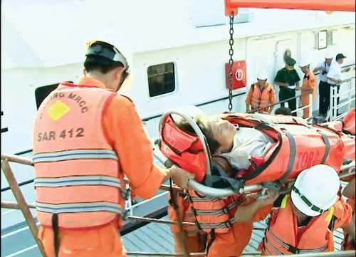 Các thuyền viên dùng xuồng cao su sang tàu cá gặp nạn ở vùng biển Hoàng Sa để đưa nạn nhân về tàu. Thuyền viên cắt tóc cho nhau lúc rảnh rỗi. Tàu SAR 412 chuẩn bị ra khơi cứu nạn. Sơ cứu ngư dân gặp nạn trước khi chuyển qua tàu SAR 412 đưa về đất liền. Tàu SAR 412 thường xuyên bị tàu của Trung Quốc vây hãm khi đi làm nhiệm vụ trên vùng biển Hoàng Sa thuộc chủ quyền Việt Nam. Thuyền trưởng Phan Xuân Sơn (áo trắng) trong một chuyến vượt biển cứu ngư dân gặp nạn. Tàu được trang bị những thiết bị y tế hiện đại, đảm bảo việc cấp cứu tại chỗ ngư dân gặp nạn bị thương nặng. Ngư dân Bùi Văn Hơi được đưa lên đất liền. Những ngư dân Quảng Ngãi được tàu SAR 412 cứu và đưa về đất liền an toàn. Các thuyền viên dùng xuồng cao su sang tàu cá gặp nạn ở vùng biển Hoàng Sa để đưa nạn nhân về tàu. Thuyền viên cắt tóc cho nhau lúc rảnh rỗi. Tàu SAR 412 chuẩn bị ra khơi cứu nạn. Sơ cứu ngư dân gặp nạn trước khi chuyển qua tàu SAR 412 đưa về đất liền. Tàu SAR 412 thường xuyên bị tàu của Trung Quốc vây hãm khi đi làm nhiệm vụ trên vùng biển Hoàng Sa thuộc chủ quyền Việt Nam. Thuyền trưởng Phan Xuân Sơn (áo trắng) trong một chuyến vượt biển cứu ngư dân gặp nạn. Tàu được trang bị những thiết bị y tế hiện đại, đảm bảo việc cấp cứu tại chỗ ngư dân gặp nạn bị thương nặng. Ngư dân Bùi Văn Hơi được đưa lên đất liền. Những ngư dân Quảng Ngãi được tàu SAR 412 cứu và đưa về đất liền an toàn.