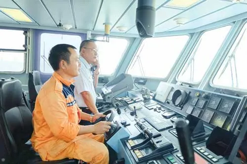 Các thuyền viên dùng xuồng cao su sang tàu cá gặp nạn ở vùng biển Hoàng Sa để đưa nạn nhân về tàu. Thuyền viên cắt tóc cho nhau lúc rảnh rỗi. Tàu SAR 412 chuẩn bị ra khơi cứu nạn. Sơ cứu ngư dân gặp nạn trước khi chuyển qua tàu SAR 412 đưa về đất liền. Tàu SAR 412 thường xuyên bị tàu của Trung Quốc vây hãm khi đi làm nhiệm vụ trên vùng biển Hoàng Sa thuộc chủ quyền Việt Nam. Thuyền trưởng Phan Xuân Sơn (áo trắng) trong một chuyến vượt biển cứu ngư dân gặp nạn. Tàu được trang bị những thiết bị y tế hiện đại, đảm bảo việc cấp cứu tại chỗ ngư dân gặp nạn bị thương nặng. Ngư dân Bùi Văn Hơi được đưa lên đất liền. Những ngư dân Quảng Ngãi được tàu SAR 412 cứu và đưa về đất liền an toàn. Các thuyền viên dùng xuồng cao su sang tàu cá gặp nạn ở vùng biển Hoàng Sa để đưa nạn nhân về tàu. Thuyền viên cắt tóc cho nhau lúc rảnh rỗi. Tàu SAR 412 chuẩn bị ra khơi cứu nạn. Sơ cứu ngư dân gặp nạn trước khi chuyển qua tàu SAR 412 đưa về đất liền. Tàu SAR 412 thường xuyên bị tàu của Trung Quốc vây hãm khi đi làm nhiệm vụ trên vùng biển Hoàng Sa thuộc chủ quyền Việt Nam. Thuyền trưởng Phan Xuân Sơn (áo trắng) trong một chuyến vượt biển cứu ngư dân gặp nạn. Tàu được trang bị những thiết bị y tế hiện đại, đảm bảo việc cấp cứu tại chỗ ngư dân gặp nạn bị thương nặng. Ngư dân Bùi Văn Hơi được đưa lên đất liền. Những ngư dân Quảng Ngãi được tàu SAR 412 cứu và đưa về đất liền an toàn.