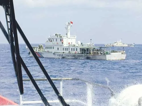 Các thuyền viên dùng xuồng cao su sang tàu cá gặp nạn ở vùng biển Hoàng Sa để đưa nạn nhân về tàu. Thuyền viên cắt tóc cho nhau lúc rảnh rỗi. Tàu SAR 412 chuẩn bị ra khơi cứu nạn. Sơ cứu ngư dân gặp nạn trước khi chuyển qua tàu SAR 412 đưa về đất liền. Tàu SAR 412 thường xuyên bị tàu của Trung Quốc vây hãm khi đi làm nhiệm vụ trên vùng biển Hoàng Sa thuộc chủ quyền Việt Nam. Thuyền trưởng Phan Xuân Sơn (áo trắng) trong một chuyến vượt biển cứu ngư dân gặp nạn. Tàu được trang bị những thiết bị y tế hiện đại, đảm bảo việc cấp cứu tại chỗ ngư dân gặp nạn bị thương nặng. Ngư dân Bùi Văn Hơi được đưa lên đất liền. Những ngư dân Quảng Ngãi được tàu SAR 412 cứu và đưa về đất liền an toàn. Các thuyền viên dùng xuồng cao su sang tàu cá gặp nạn ở vùng biển Hoàng Sa để đưa nạn nhân về tàu. Thuyền viên cắt tóc cho nhau lúc rảnh rỗi. Tàu SAR 412 chuẩn bị ra khơi cứu nạn. Sơ cứu ngư dân gặp nạn trước khi chuyển qua tàu SAR 412 đưa về đất liền. Tàu SAR 412 thường xuyên bị tàu của Trung Quốc vây hãm khi đi làm nhiệm vụ trên vùng biển Hoàng Sa thuộc chủ quyền Việt Nam. Thuyền trưởng Phan Xuân Sơn (áo trắng) trong một chuyến vượt biển cứu ngư dân gặp nạn. Tàu được trang bị những thiết bị y tế hiện đại, đảm bảo việc cấp cứu tại chỗ ngư dân gặp nạn bị thương nặng. Ngư dân Bùi Văn Hơi được đưa lên đất liền. Những ngư dân Quảng Ngãi được tàu SAR 412 cứu và đưa về đất liền an toàn.