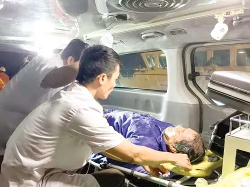 Các thuyền viên dùng xuồng cao su sang tàu cá gặp nạn ở vùng biển Hoàng Sa để đưa nạn nhân về tàu. Thuyền viên cắt tóc cho nhau lúc rảnh rỗi. Tàu SAR 412 chuẩn bị ra khơi cứu nạn. Sơ cứu ngư dân gặp nạn trước khi chuyển qua tàu SAR 412 đưa về đất liền. Tàu SAR 412 thường xuyên bị tàu của Trung Quốc vây hãm khi đi làm nhiệm vụ trên vùng biển Hoàng Sa thuộc chủ quyền Việt Nam. Thuyền trưởng Phan Xuân Sơn (áo trắng) trong một chuyến vượt biển cứu ngư dân gặp nạn. Tàu được trang bị những thiết bị y tế hiện đại, đảm bảo việc cấp cứu tại chỗ ngư dân gặp nạn bị thương nặng. Ngư dân Bùi Văn Hơi được đưa lên đất liền. Những ngư dân Quảng Ngãi được tàu SAR 412 cứu và đưa về đất liền an toàn. Các thuyền viên dùng xuồng cao su sang tàu cá gặp nạn ở vùng biển Hoàng Sa để đưa nạn nhân về tàu. Thuyền viên cắt tóc cho nhau lúc rảnh rỗi. Tàu SAR 412 chuẩn bị ra khơi cứu nạn. Sơ cứu ngư dân gặp nạn trước khi chuyển qua tàu SAR 412 đưa về đất liền. Tàu SAR 412 thường xuyên bị tàu của Trung Quốc vây hãm khi đi làm nhiệm vụ trên vùng biển Hoàng Sa thuộc chủ quyền Việt Nam. Thuyền trưởng Phan Xuân Sơn (áo trắng) trong một chuyến vượt biển cứu ngư dân gặp nạn. Tàu được trang bị những thiết bị y tế hiện đại, đảm bảo việc cấp cứu tại chỗ ngư dân gặp nạn bị thương nặng. Ngư dân Bùi Văn Hơi được đưa lên đất liền. Những ngư dân Quảng Ngãi được tàu SAR 412 cứu và đưa về đất liền an toàn.