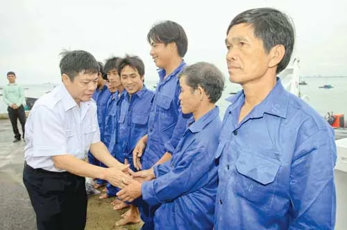 Các thuyền viên dùng xuồng cao su sang tàu cá gặp nạn ở vùng biển Hoàng Sa để đưa nạn nhân về tàu. Thuyền viên cắt tóc cho nhau lúc rảnh rỗi. Tàu SAR 412 chuẩn bị ra khơi cứu nạn. Sơ cứu ngư dân gặp nạn trước khi chuyển qua tàu SAR 412 đưa về đất liền. Tàu SAR 412 thường xuyên bị tàu của Trung Quốc vây hãm khi đi làm nhiệm vụ trên vùng biển Hoàng Sa thuộc chủ quyền Việt Nam. Thuyền trưởng Phan Xuân Sơn (áo trắng) trong một chuyến vượt biển cứu ngư dân gặp nạn. Tàu được trang bị những thiết bị y tế hiện đại, đảm bảo việc cấp cứu tại chỗ ngư dân gặp nạn bị thương nặng. Ngư dân Bùi Văn Hơi được đưa lên đất liền. Những ngư dân Quảng Ngãi được tàu SAR 412 cứu và đưa về đất liền an toàn. Các thuyền viên dùng xuồng cao su sang tàu cá gặp nạn ở vùng biển Hoàng Sa để đưa nạn nhân về tàu. Thuyền viên cắt tóc cho nhau lúc rảnh rỗi. Tàu SAR 412 chuẩn bị ra khơi cứu nạn. Sơ cứu ngư dân gặp nạn trước khi chuyển qua tàu SAR 412 đưa về đất liền. Tàu SAR 412 thường xuyên bị tàu của Trung Quốc vây hãm khi đi làm nhiệm vụ trên vùng biển Hoàng Sa thuộc chủ quyền Việt Nam. Thuyền trưởng Phan Xuân Sơn (áo trắng) trong một chuyến vượt biển cứu ngư dân gặp nạn. Tàu được trang bị những thiết bị y tế hiện đại, đảm bảo việc cấp cứu tại chỗ ngư dân gặp nạn bị thương nặng. Ngư dân Bùi Văn Hơi được đưa lên đất liền. Những ngư dân Quảng Ngãi được tàu SAR 412 cứu và đưa về đất liền an toàn.