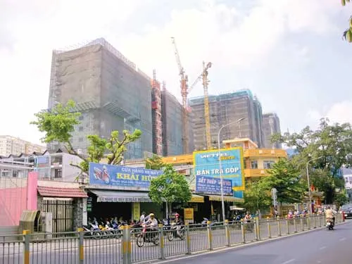 Dự án dày đặc trên đường Lũy Bán Bích. Ảnh: TR.GIANG