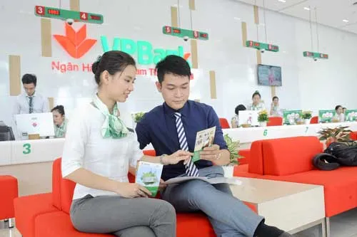 Nhân viên VPBank giới thiệu dịch vụ NH cho khách hàng.Ảnh: LONG THANH Nhân viên VPBank giới thiệu dịch vụ NH cho khách hàng.Ảnh: LONG THANH