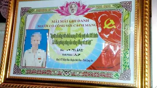 Tấm bằng những người có công nhận được với giá 350.000 đồng.