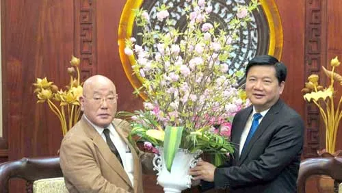 Bí thư Thăng (phải) và cố vấn đặc biệt của Thủ tướng Nhật Bản Iijima Isao.