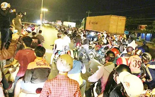 Hàng trăm xe chiếm hết đường, buộc ôtô chạy vào làn xe máy. Hàng trăm xe chiếm hết đường, buộc ôtô chạy vào làn xe máy.