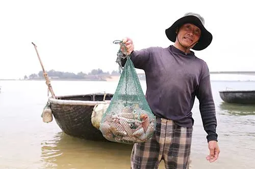 Mớ cá gần 10 kg của ông Hưng không bán được, phải mang về nhà ăn dần. Mớ cá gần 10 kg của ông Hưng không bán được, phải mang về nhà ăn dần.