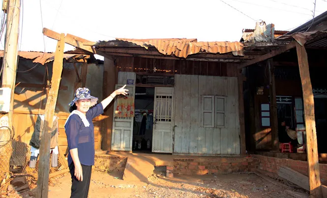 Bà Phan Thị Thủy lo lắng căn nhà dột nát có nguy cơ đổ sập bất cứ lúc nào.