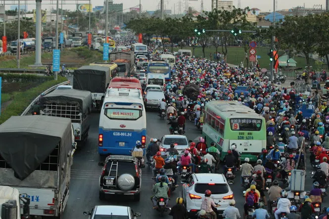 Xe cộ ùn ứ trên quốc lộ 1 để đi về miền Tây Xe cộ ùn ứ trên quốc lộ 1 để đi về miền Tây