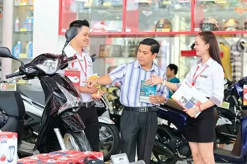 Nhân viên HD Saison tư vấn cho khách hàng vay TCTD mua trả góp xe gắn máy.