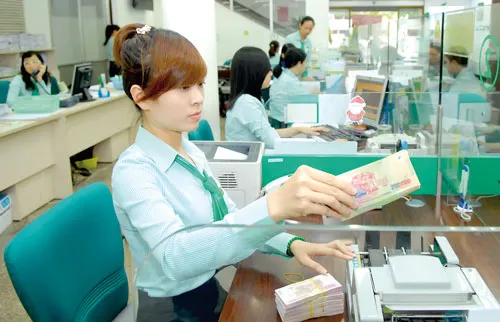 Giao dịch tại một OCB. Ảnh: CAO THĂNG Giao dịch tại một OCB. Ảnh: CAO THĂNG