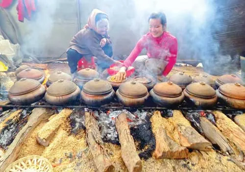 Nhờ tiếp thị trực tuyến, món cá kho của làng Vũ Đại, tỉnh Hà Nam không chỉ được cả nước biết đến mà còn xuất khẩu ra nước ngoài. Ảnh: CAO MINH Nhờ tiếp thị trực tuyến, món cá kho của làng Vũ Đại, tỉnh Hà Nam không chỉ được cả nước biết đến mà còn xuất khẩu ra nước ngoài. Ảnh: CAO MINH