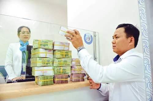 Giao dịch tại ACB. Ảnh: LONG THANH Giao dịch tại ACB. Ảnh: LONG THANH