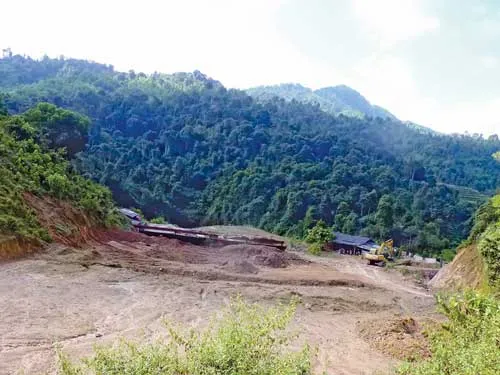 Nhiều bãi quặng lộ thiên gây tắc ứ sông suối và ảnh hưởng đến sản xuất nông nghiệp. Nhiều bãi quặng lộ thiên gây tắc ứ sông suối và ảnh hưởng đến sản xuất nông nghiệp.