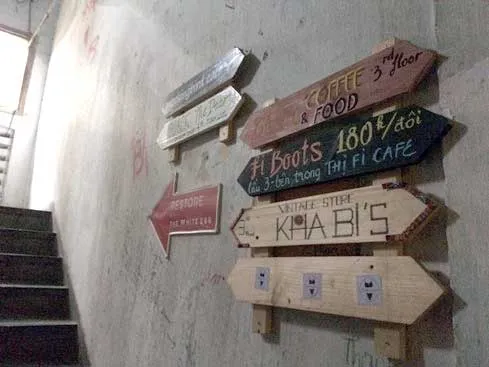 Mỗi bảng tên là mỗi cửa hiệu, giúp khách dễ nhận biết.