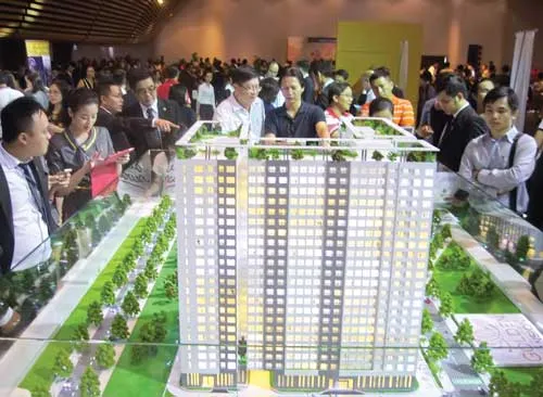 Khách hàng tìm hiểu một dự án phía Tây TP do Tập đoàn Novaland đầu tư. Khách hàng tìm hiểu một dự án phía Tây TP do Tập đoàn Novaland đầu tư.