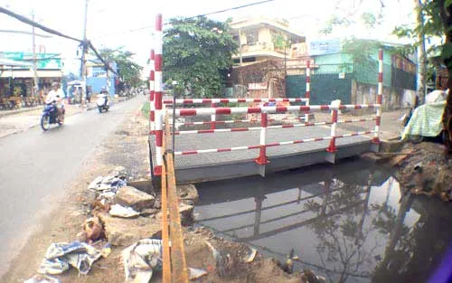 Những cây cầu mới thay cầu cống, giúp thông dòng chảy nước kênh Chiến Lược. Những cây cầu mới thay cầu cống, giúp thông dòng chảy nước kênh Chiến Lược.