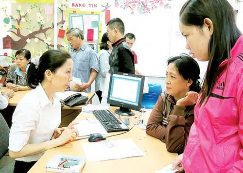 Làm thủ tục nhận tiền bảo hiểm xã hội. Làm thủ tục nhận tiền bảo hiểm xã hội.