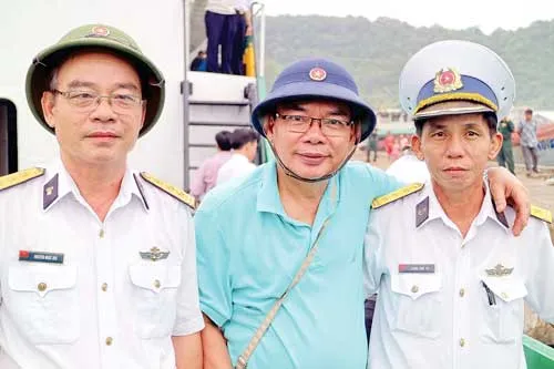 Một góc đảo Thổ Chu. Người dân đến viếng đền Thổ Chu, thắp hương tưởng niệm những người đã hy sinh. Trạm Hải đăng Thổ Chu. Làng bè nuôi hải sản trên biển. Canh giữ biển đảo. Trạm rađa Hải quân Vùng 5 trên đảo Thổ Chu. Ông Lê Tiền Tuyến, Phó TBT báo SGGP (giữa) và Thượng tá Hoàng Công Tân (phải), Thượng tá Nguyễn Ngọc Hòe (trái) dẫn đầu đoàn công tác dân quân ra thăm các điểm đảo. Cột mốc chủ quyền trên đảo Thổ Chu. Xe tải vận chuyển đoàn công tác đến điểm cao nhất đảo Thổ Chu thăm chiến sĩ rađa Hải quân Vùng 5. Một góc đảo Thổ Chu. Người dân đến viếng đền Thổ Chu, thắp hương tưởng niệm những người đã hy sinh. Trạm Hải đăng Thổ Chu. Làng bè nuôi hải sản trên biển. Canh giữ biển đảo. Trạm rađa Hải quân Vùng 5 trên đảo Thổ Chu. Ông Lê Tiền Tuyến, Phó TBT báo SGGP (giữa) và Thượng tá Hoàng Công Tân (phải), Thượng tá Nguyễn Ngọc Hòe (trái) dẫn đầu đoàn công tác dân quân ra thăm các điểm đảo. Cột mốc chủ quyền trên đảo Thổ Chu. Xe tải vận chuyển đoàn công tác đến điểm cao nhất đảo Thổ Chu thăm chiến sĩ rađa Hải quân Vùng 5.