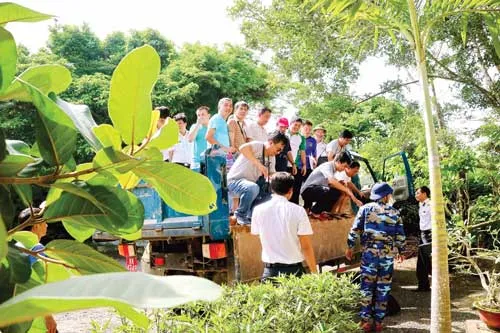 Một góc đảo Thổ Chu. Người dân đến viếng đền Thổ Chu, thắp hương tưởng niệm những người đã hy sinh. Trạm Hải đăng Thổ Chu. Làng bè nuôi hải sản trên biển. Canh giữ biển đảo. Trạm rađa Hải quân Vùng 5 trên đảo Thổ Chu. Ông Lê Tiền Tuyến, Phó TBT báo SGGP (giữa) và Thượng tá Hoàng Công Tân (phải), Thượng tá Nguyễn Ngọc Hòe (trái) dẫn đầu đoàn công tác dân quân ra thăm các điểm đảo. Cột mốc chủ quyền trên đảo Thổ Chu. Xe tải vận chuyển đoàn công tác đến điểm cao nhất đảo Thổ Chu thăm chiến sĩ rađa Hải quân Vùng 5. Một góc đảo Thổ Chu. Người dân đến viếng đền Thổ Chu, thắp hương tưởng niệm những người đã hy sinh. Trạm Hải đăng Thổ Chu. Làng bè nuôi hải sản trên biển. Canh giữ biển đảo. Trạm rađa Hải quân Vùng 5 trên đảo Thổ Chu. Ông Lê Tiền Tuyến, Phó TBT báo SGGP (giữa) và Thượng tá Hoàng Công Tân (phải), Thượng tá Nguyễn Ngọc Hòe (trái) dẫn đầu đoàn công tác dân quân ra thăm các điểm đảo. Cột mốc chủ quyền trên đảo Thổ Chu. Xe tải vận chuyển đoàn công tác đến điểm cao nhất đảo Thổ Chu thăm chiến sĩ rađa Hải quân Vùng 5.