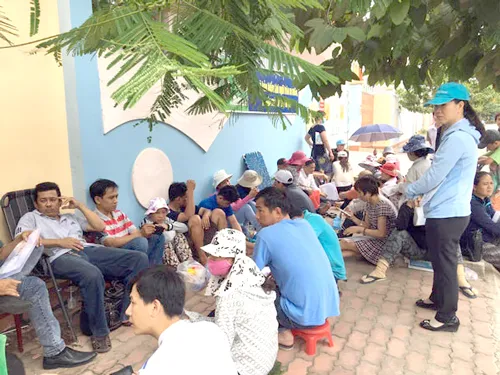 Nhiều người phải ngủ qua đêm trước cổng trường để lấy số. Nhiều người phải ngủ qua đêm trước cổng trường để lấy số.