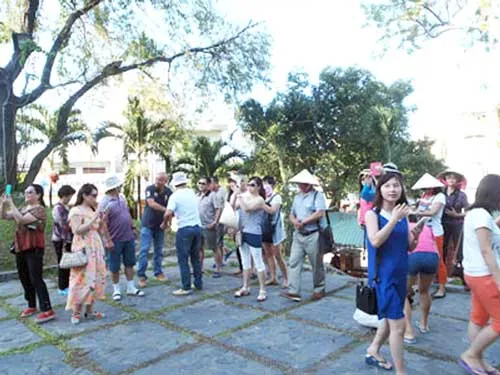 Một đoàn khách du lịch Trung Quốc tại Nha Trang. Một đoàn khách du lịch Trung Quốc tại Nha Trang.