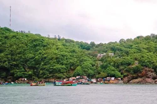 Một góc đảo Hòn Chuối. Vườn rau lính đảo. Nhà cửa tạm bợ của ngư dân trên đảo. Chiến sĩ Hải quân Vùng 5 mang bò ra đảo gây giống. Nghề cá bóp nuôi lồng mới phát triển vùng biển Hòn Chuối. Trẻ ở đảo xa. Chiến sĩ trạm rađa bảo vệ vùng biển. Đoàn công tác ra thăm chiến sĩ đảo Hòn Chuối. Trò chuyện với người dân sinh sống tại đảo. Một góc đảo Hòn Chuối. Vườn rau lính đảo. Nhà cửa tạm bợ của ngư dân trên đảo. Chiến sĩ Hải quân Vùng 5 mang bò ra đảo gây giống. Nghề cá bóp nuôi lồng mới phát triển vùng biển Hòn Chuối. Trẻ ở đảo xa. Chiến sĩ trạm rađa bảo vệ vùng biển. Đoàn công tác ra thăm chiến sĩ đảo Hòn Chuối. Trò chuyện với người dân sinh sống tại đảo.