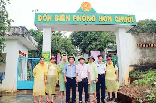 Một góc đảo Hòn Chuối. Vườn rau lính đảo. Nhà cửa tạm bợ của ngư dân trên đảo. Chiến sĩ Hải quân Vùng 5 mang bò ra đảo gây giống. Nghề cá bóp nuôi lồng mới phát triển vùng biển Hòn Chuối. Trẻ ở đảo xa. Chiến sĩ trạm rađa bảo vệ vùng biển. Đoàn công tác ra thăm chiến sĩ đảo Hòn Chuối. Trò chuyện với người dân sinh sống tại đảo. Một góc đảo Hòn Chuối. Vườn rau lính đảo. Nhà cửa tạm bợ của ngư dân trên đảo. Chiến sĩ Hải quân Vùng 5 mang bò ra đảo gây giống. Nghề cá bóp nuôi lồng mới phát triển vùng biển Hòn Chuối. Trẻ ở đảo xa. Chiến sĩ trạm rađa bảo vệ vùng biển. Đoàn công tác ra thăm chiến sĩ đảo Hòn Chuối. Trò chuyện với người dân sinh sống tại đảo.