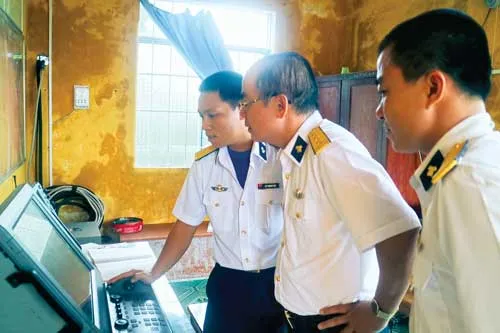 Một góc đảo Hòn Chuối. Vườn rau lính đảo. Nhà cửa tạm bợ của ngư dân trên đảo. Chiến sĩ Hải quân Vùng 5 mang bò ra đảo gây giống. Nghề cá bóp nuôi lồng mới phát triển vùng biển Hòn Chuối. Trẻ ở đảo xa. Chiến sĩ trạm rađa bảo vệ vùng biển. Đoàn công tác ra thăm chiến sĩ đảo Hòn Chuối. Trò chuyện với người dân sinh sống tại đảo. Một góc đảo Hòn Chuối. Vườn rau lính đảo. Nhà cửa tạm bợ của ngư dân trên đảo. Chiến sĩ Hải quân Vùng 5 mang bò ra đảo gây giống. Nghề cá bóp nuôi lồng mới phát triển vùng biển Hòn Chuối. Trẻ ở đảo xa. Chiến sĩ trạm rađa bảo vệ vùng biển. Đoàn công tác ra thăm chiến sĩ đảo Hòn Chuối. Trò chuyện với người dân sinh sống tại đảo.