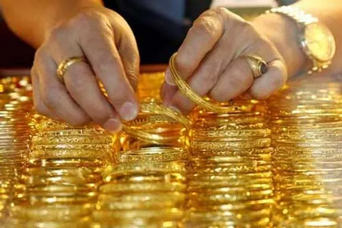 Giá vàng trong nước vẫn đắt hơn thế giới hàng trăm nghìn đồng mỗi lượng. Giá vàng trong nước vẫn đắt hơn thế giới hàng trăm nghìn đồng mỗi lượng.
