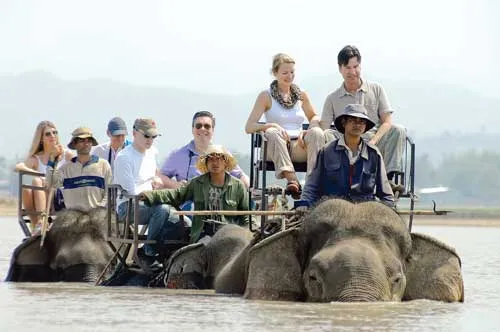 Khách tham quan Hồ Lắk, Đắc Lắk. Ảnh: LONG THANH