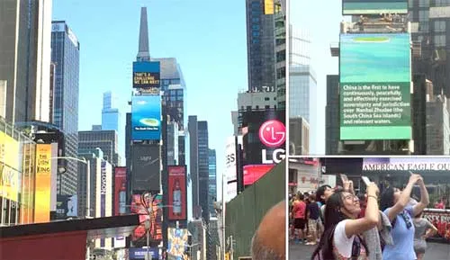 Tờ China Daily của Trung Quốc khoe hình ảnh chiếu video clip tại New York trong khi các du học sinh Trung Quốc chụp lại clip này.