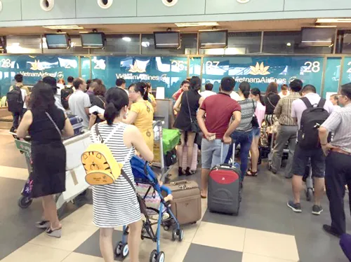 Các màn hình chỉ dẫn thông tin tại các quầy làm thủ tục chuyến bay (check - in) của các hãng hàng không ở sân bay Nội Bài các màn hình đều bị tắt.