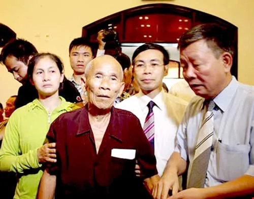 Ông Thêm được người thân đưa tới Trung tâm Văn hóa huyện Yên Phong, tỉnh Bắc Ninh sáng 11-8