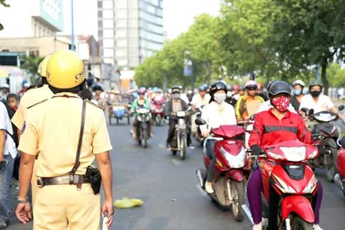 Các tổ công tác liên ngành sẽ tiến hành tổng kiểm tra hành chính tất cả các phương tiện sau 21 giờ mỗi ngày. Các tổ công tác liên ngành sẽ tiến hành tổng kiểm tra hành chính tất cả các phương tiện sau 21 giờ mỗi ngày.