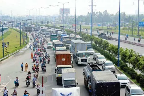 Ùn ứ làn xe ô tô trên xa lộ Hà Nội, đoạn gần nút giao thông Cát Lái.