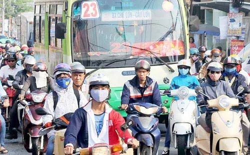 Xe buýt lưu thông trong vòng vây xe 2 bánh. Xe buýt lưu thông trong vòng vây xe 2 bánh.