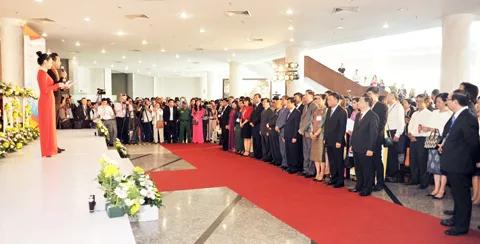 Chủ tịch UBND TPHCM Nguyễn Thành Phong đến tham quan gian hàng và tham gia vòng xoay may mắn của Vietjet. Màn trình diễn khai mạc hấp dẫn của Vietjet tạo sức hút lớn tại sự kiện Đông đảo du khách hào hứng tham gia thử thách vào 2 khung giờ vàng 12h00 - 14h00, 15h00 - 16h00 để nhận được hơn 2.100 cơ hội bay với giá chỉ 0 đồng, áp dụng trên các đường bay nội địa đi và đến TPHCM. Cạnh đó, du khách còn được thưởng thức màn trình diễn flamenco thú vị, thử vận may cùng vòng xoay may mắn hay giao lưu, chụp ảnh cùng các tiếp viên xinh đẹp, thân thiện Chủ tịch UBND TPHCM Nguyễn Thành Phong đến tham quan gian hàng và tham gia vòng xoay may mắn của Vietjet. Màn trình diễn khai mạc hấp dẫn của Vietjet tạo sức hút lớn tại sự kiện Đông đảo du khách hào hứng tham gia thử thách vào 2 khung giờ vàng 12h00 - 14h00, 15h00 - 16h00 để nhận được hơn 2.100 cơ hội bay với giá chỉ 0 đồng, áp dụng trên các đường bay nội địa đi và đến TPHCM. Cạnh đó, du khách còn được thưởng thức màn trình diễn flamenco thú vị, thử vận may cùng vòng xoay may mắn hay giao lưu, chụp ảnh cùng các tiếp viên xinh đẹp, thân thiện