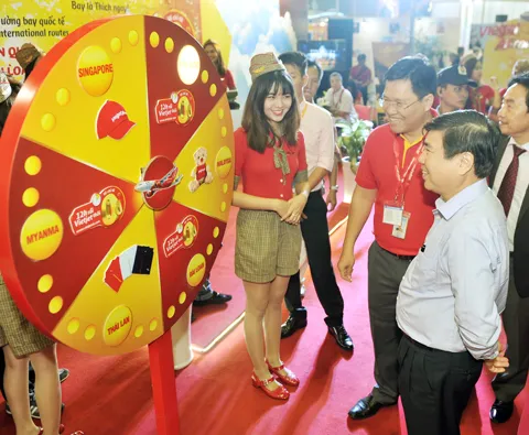 Chủ tịch UBND TPHCM Nguyễn Thành Phong đến tham quan gian hàng và tham gia vòng xoay may mắn của Vietjet. Màn trình diễn khai mạc hấp dẫn của Vietjet tạo sức hút lớn tại sự kiện Đông đảo du khách hào hứng tham gia thử thách vào 2 khung giờ vàng 12h00 - 14h00, 15h00 - 16h00 để nhận được hơn 2.100 cơ hội bay với giá chỉ 0 đồng, áp dụng trên các đường bay nội địa đi và đến TPHCM. Cạnh đó, du khách còn được thưởng thức màn trình diễn flamenco thú vị, thử vận may cùng vòng xoay may mắn hay giao lưu, chụp ảnh cùng các tiếp viên xinh đẹp, thân thiện Chủ tịch UBND TPHCM Nguyễn Thành Phong đến tham quan gian hàng và tham gia vòng xoay may mắn của Vietjet. Màn trình diễn khai mạc hấp dẫn của Vietjet tạo sức hút lớn tại sự kiện Đông đảo du khách hào hứng tham gia thử thách vào 2 khung giờ vàng 12h00 - 14h00, 15h00 - 16h00 để nhận được hơn 2.100 cơ hội bay với giá chỉ 0 đồng, áp dụng trên các đường bay nội địa đi và đến TPHCM. Cạnh đó, du khách còn được thưởng thức màn trình diễn flamenco thú vị, thử vận may cùng vòng xoay may mắn hay giao lưu, chụp ảnh cùng các tiếp viên xinh đẹp, thân thiện