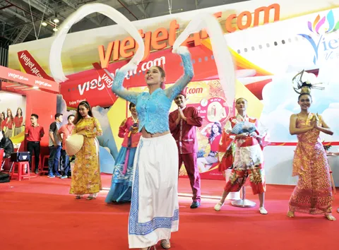 Chủ tịch UBND TPHCM Nguyễn Thành Phong đến tham quan gian hàng và tham gia vòng xoay may mắn của Vietjet. Màn trình diễn khai mạc hấp dẫn của Vietjet tạo sức hút lớn tại sự kiện Đông đảo du khách hào hứng tham gia thử thách vào 2 khung giờ vàng 12h00 - 14h00, 15h00 - 16h00 để nhận được hơn 2.100 cơ hội bay với giá chỉ 0 đồng, áp dụng trên các đường bay nội địa đi và đến TPHCM. Cạnh đó, du khách còn được thưởng thức màn trình diễn flamenco thú vị, thử vận may cùng vòng xoay may mắn hay giao lưu, chụp ảnh cùng các tiếp viên xinh đẹp, thân thiện Chủ tịch UBND TPHCM Nguyễn Thành Phong đến tham quan gian hàng và tham gia vòng xoay may mắn của Vietjet. Màn trình diễn khai mạc hấp dẫn của Vietjet tạo sức hút lớn tại sự kiện Đông đảo du khách hào hứng tham gia thử thách vào 2 khung giờ vàng 12h00 - 14h00, 15h00 - 16h00 để nhận được hơn 2.100 cơ hội bay với giá chỉ 0 đồng, áp dụng trên các đường bay nội địa đi và đến TPHCM. Cạnh đó, du khách còn được thưởng thức màn trình diễn flamenco thú vị, thử vận may cùng vòng xoay may mắn hay giao lưu, chụp ảnh cùng các tiếp viên xinh đẹp, thân thiện
