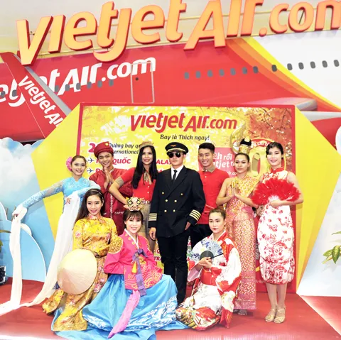 Chủ tịch UBND TPHCM Nguyễn Thành Phong đến tham quan gian hàng và tham gia vòng xoay may mắn của Vietjet. Màn trình diễn khai mạc hấp dẫn của Vietjet tạo sức hút lớn tại sự kiện Đông đảo du khách hào hứng tham gia thử thách vào 2 khung giờ vàng 12h00 - 14h00, 15h00 - 16h00 để nhận được hơn 2.100 cơ hội bay với giá chỉ 0 đồng, áp dụng trên các đường bay nội địa đi và đến TPHCM. Cạnh đó, du khách còn được thưởng thức màn trình diễn flamenco thú vị, thử vận may cùng vòng xoay may mắn hay giao lưu, chụp ảnh cùng các tiếp viên xinh đẹp, thân thiện Chủ tịch UBND TPHCM Nguyễn Thành Phong đến tham quan gian hàng và tham gia vòng xoay may mắn của Vietjet. Màn trình diễn khai mạc hấp dẫn của Vietjet tạo sức hút lớn tại sự kiện Đông đảo du khách hào hứng tham gia thử thách vào 2 khung giờ vàng 12h00 - 14h00, 15h00 - 16h00 để nhận được hơn 2.100 cơ hội bay với giá chỉ 0 đồng, áp dụng trên các đường bay nội địa đi và đến TPHCM. Cạnh đó, du khách còn được thưởng thức màn trình diễn flamenco thú vị, thử vận may cùng vòng xoay may mắn hay giao lưu, chụp ảnh cùng các tiếp viên xinh đẹp, thân thiện