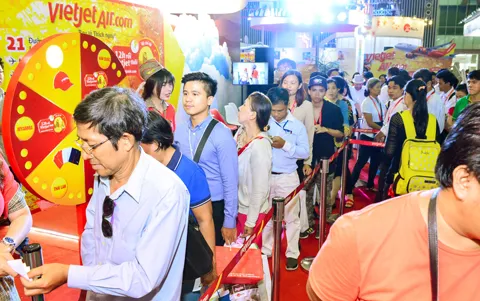 Chủ tịch UBND TPHCM Nguyễn Thành Phong đến tham quan gian hàng và tham gia vòng xoay may mắn của Vietjet. Màn trình diễn khai mạc hấp dẫn của Vietjet tạo sức hút lớn tại sự kiện Đông đảo du khách hào hứng tham gia thử thách vào 2 khung giờ vàng 12h00 - 14h00, 15h00 - 16h00 để nhận được hơn 2.100 cơ hội bay với giá chỉ 0 đồng, áp dụng trên các đường bay nội địa đi và đến TPHCM. Cạnh đó, du khách còn được thưởng thức màn trình diễn flamenco thú vị, thử vận may cùng vòng xoay may mắn hay giao lưu, chụp ảnh cùng các tiếp viên xinh đẹp, thân thiện Chủ tịch UBND TPHCM Nguyễn Thành Phong đến tham quan gian hàng và tham gia vòng xoay may mắn của Vietjet. Màn trình diễn khai mạc hấp dẫn của Vietjet tạo sức hút lớn tại sự kiện Đông đảo du khách hào hứng tham gia thử thách vào 2 khung giờ vàng 12h00 - 14h00, 15h00 - 16h00 để nhận được hơn 2.100 cơ hội bay với giá chỉ 0 đồng, áp dụng trên các đường bay nội địa đi và đến TPHCM. Cạnh đó, du khách còn được thưởng thức màn trình diễn flamenco thú vị, thử vận may cùng vòng xoay may mắn hay giao lưu, chụp ảnh cùng các tiếp viên xinh đẹp, thân thiện