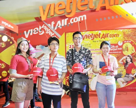 Chủ tịch UBND TPHCM Nguyễn Thành Phong đến tham quan gian hàng và tham gia vòng xoay may mắn của Vietjet. Màn trình diễn khai mạc hấp dẫn của Vietjet tạo sức hút lớn tại sự kiện Đông đảo du khách hào hứng tham gia thử thách vào 2 khung giờ vàng 12h00 - 14h00, 15h00 - 16h00 để nhận được hơn 2.100 cơ hội bay với giá chỉ 0 đồng, áp dụng trên các đường bay nội địa đi và đến TPHCM. Cạnh đó, du khách còn được thưởng thức màn trình diễn flamenco thú vị, thử vận may cùng vòng xoay may mắn hay giao lưu, chụp ảnh cùng các tiếp viên xinh đẹp, thân thiện Chủ tịch UBND TPHCM Nguyễn Thành Phong đến tham quan gian hàng và tham gia vòng xoay may mắn của Vietjet. Màn trình diễn khai mạc hấp dẫn của Vietjet tạo sức hút lớn tại sự kiện Đông đảo du khách hào hứng tham gia thử thách vào 2 khung giờ vàng 12h00 - 14h00, 15h00 - 16h00 để nhận được hơn 2.100 cơ hội bay với giá chỉ 0 đồng, áp dụng trên các đường bay nội địa đi và đến TPHCM. Cạnh đó, du khách còn được thưởng thức màn trình diễn flamenco thú vị, thử vận may cùng vòng xoay may mắn hay giao lưu, chụp ảnh cùng các tiếp viên xinh đẹp, thân thiện