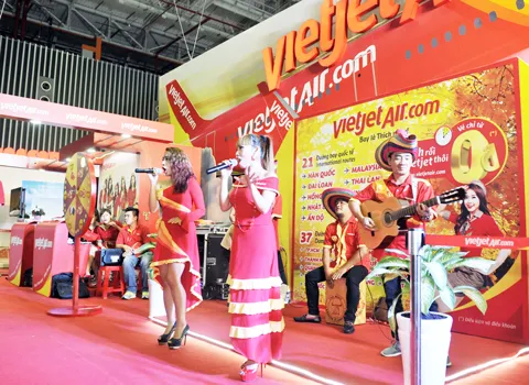 Chủ tịch UBND TPHCM Nguyễn Thành Phong đến tham quan gian hàng và tham gia vòng xoay may mắn của Vietjet. Màn trình diễn khai mạc hấp dẫn của Vietjet tạo sức hút lớn tại sự kiện Đông đảo du khách hào hứng tham gia thử thách vào 2 khung giờ vàng 12h00 - 14h00, 15h00 - 16h00 để nhận được hơn 2.100 cơ hội bay với giá chỉ 0 đồng, áp dụng trên các đường bay nội địa đi và đến TPHCM. Cạnh đó, du khách còn được thưởng thức màn trình diễn flamenco thú vị, thử vận may cùng vòng xoay may mắn hay giao lưu, chụp ảnh cùng các tiếp viên xinh đẹp, thân thiện Chủ tịch UBND TPHCM Nguyễn Thành Phong đến tham quan gian hàng và tham gia vòng xoay may mắn của Vietjet. Màn trình diễn khai mạc hấp dẫn của Vietjet tạo sức hút lớn tại sự kiện Đông đảo du khách hào hứng tham gia thử thách vào 2 khung giờ vàng 12h00 - 14h00, 15h00 - 16h00 để nhận được hơn 2.100 cơ hội bay với giá chỉ 0 đồng, áp dụng trên các đường bay nội địa đi và đến TPHCM. Cạnh đó, du khách còn được thưởng thức màn trình diễn flamenco thú vị, thử vận may cùng vòng xoay may mắn hay giao lưu, chụp ảnh cùng các tiếp viên xinh đẹp, thân thiện