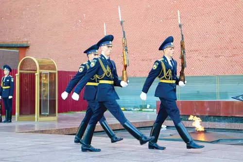 Tổ hợp công trình Nhà thờ chánh tòa thánh Basil và Điện Kremli. Đội vệ binh tại đài “Ngọn lửa vĩnh cửu” - nơi tưởng niệm những người lính vệ quốc hy sinh. Tượng Nguyên soái Giucốp – biểu tượng sức mạnh quân sự của nước Nga. Chuông Vua. Vườn hoa trong Điện Kremli. Khẩu Đại bác vua. Du khách đông đảo tham quan Quảng trường Đỏ. Lưu niệm bên Quảng trường Đỏ. Đội nhạc do học sinh biểu diễn. Khách tham quan Bảo tàng lịch sử Nga.